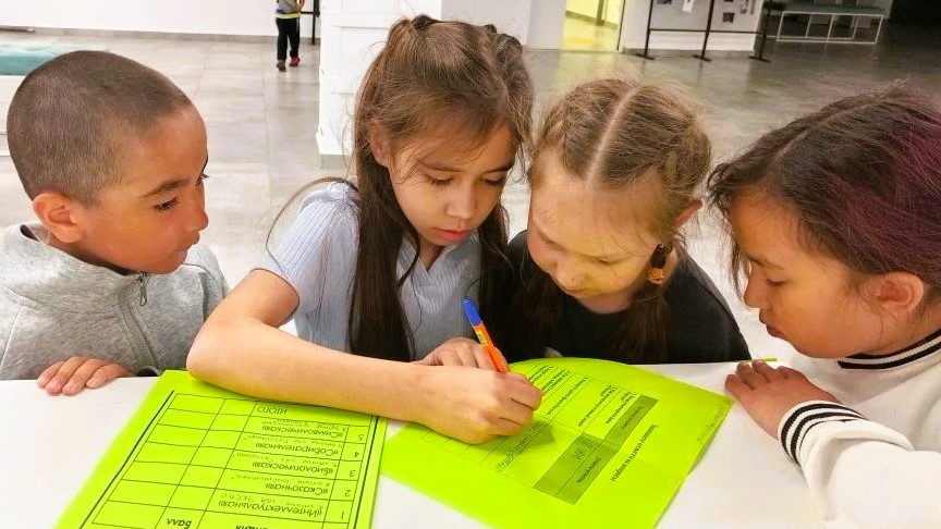 Орел, книги и тайны: ко Дню России в библиотеке устроили увлекательный квест